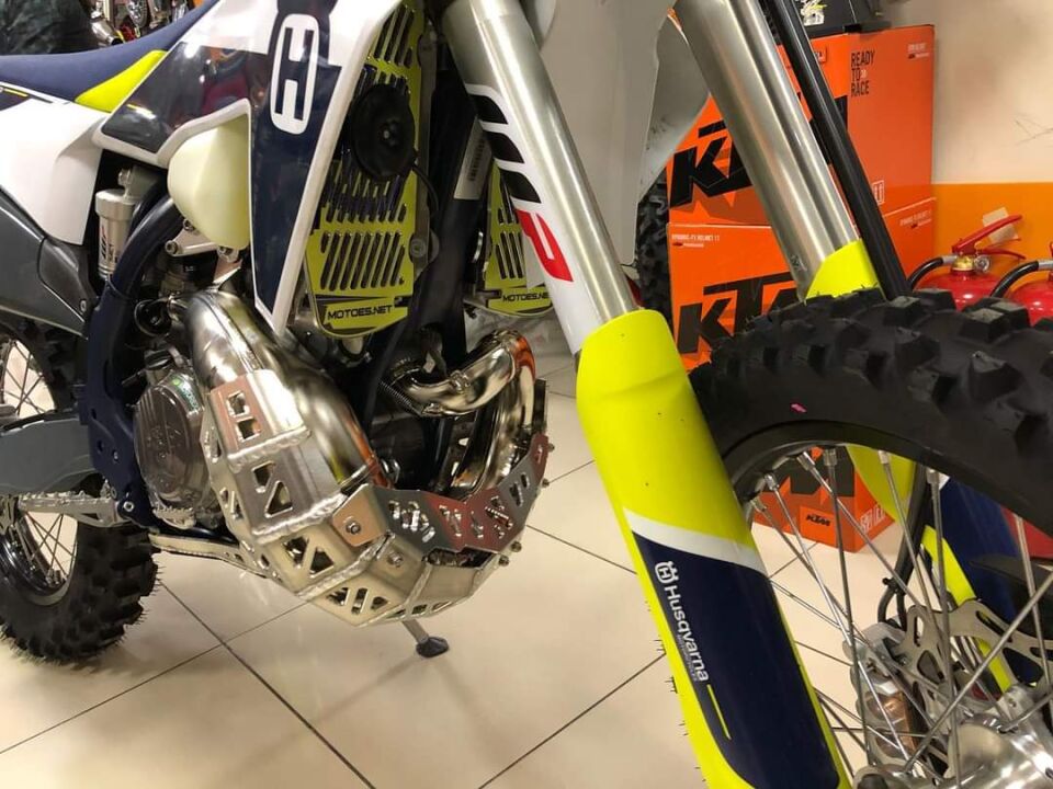 Radyatör Koruma  Husqvarna 2T/4T 2020-2026 Modeller Fan Dahil Değil - TAM ÇIKARTMA