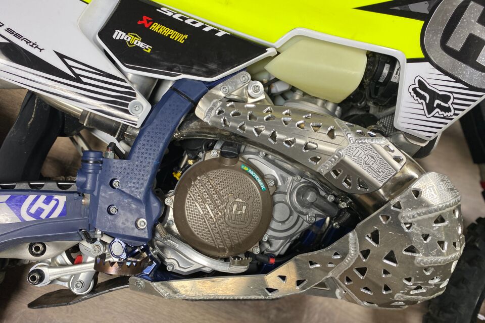 KTM HUSKY GASGAS 2T 2023-2026 Salyangoz Koruma Üst Uzatma SILVER (natural)