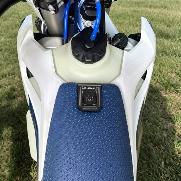 Husqvarna 125-450 FC/FX/TX/TC 23-26 ve 150-501 TE/FE 24-26 için Hızlı Çıkarılabilir Sele Montaj Kiti