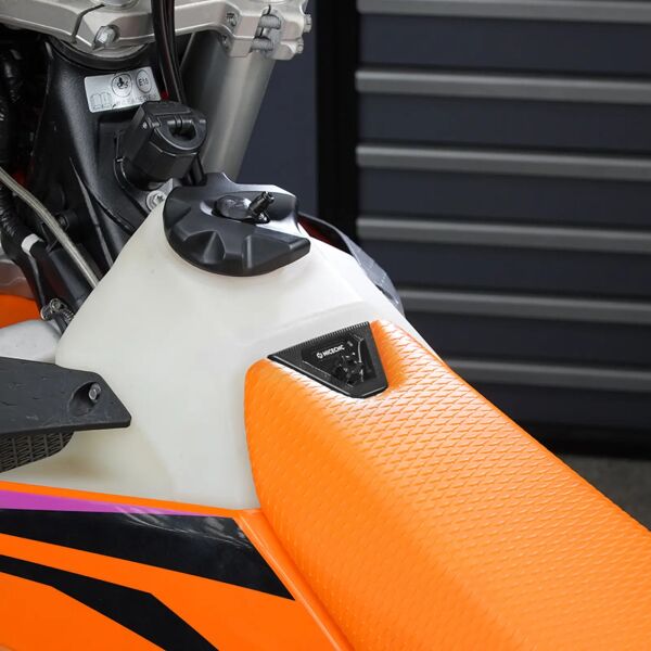 KTM 125-450 XC SX XC-F SX-F 23-26 ve 150-500 EXC XC-W 24-26 için Sele Bağlantı Kapağı Kiti