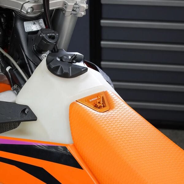 KTM 125-450 XC SX XC-F SX-F 23-26 ve 150-500 EXC XC-W 24-26 için Sele Bağlantı Kapağı Kiti