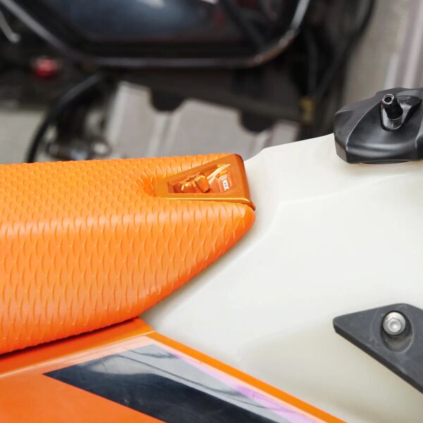 KTM 125-450 XC SX XC-F SX-F 23-26 ve 150-500 EXC XC-W 24-26 için Sele Bağlantı Kapağı Kiti