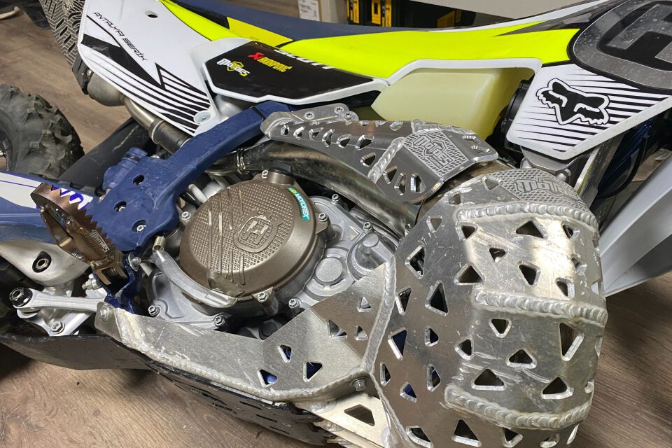 KTM HUSKY GASGAS 2T 2023-2026 Salyangoz Koruma Üst Uzatma