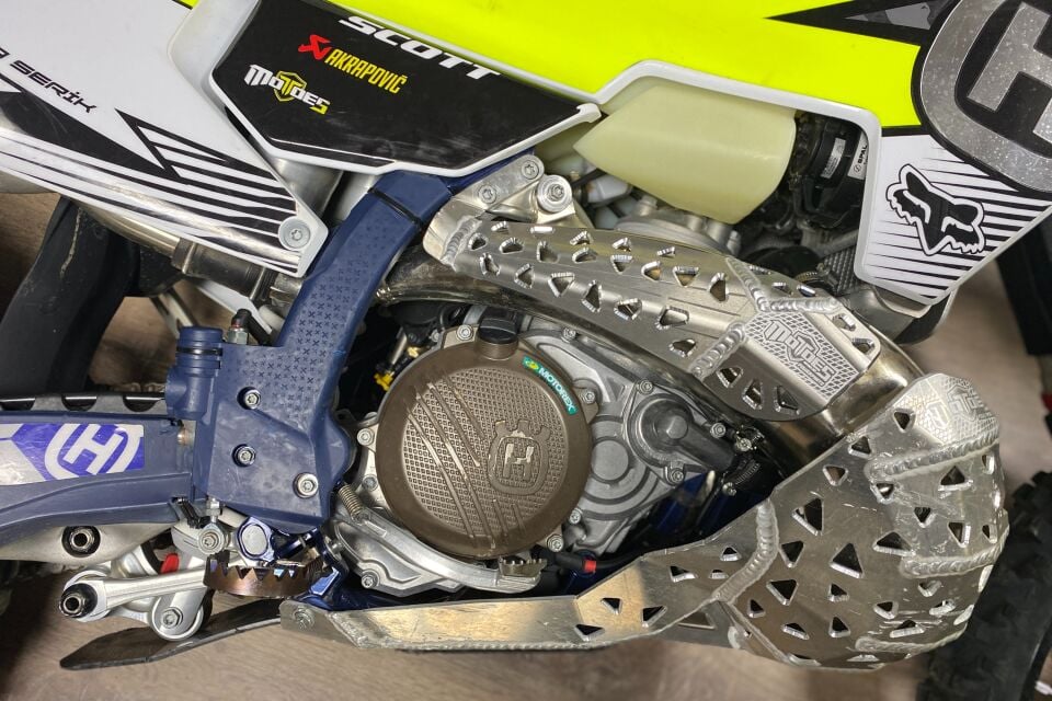 KTM/Husqvarna/GasGas 250-300 2T 2023-2027 Salyangoz Koruma Üst Uzatma