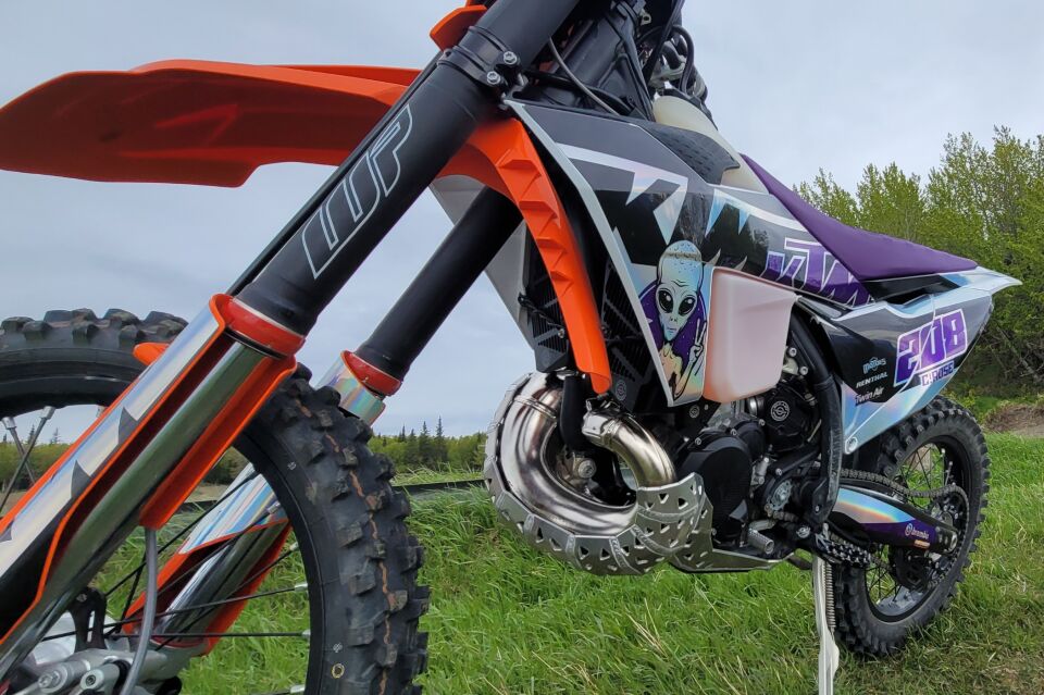 KTM-HUSKY-GASGAS 2023-2026 TBI 250/300 2T İçin Boru Korumalı Darbe Plakası